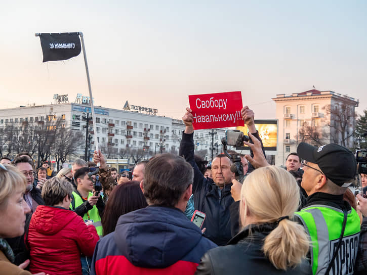 Акция в Хабаровске началась с задержкой на полчаса и поначалу напоминала ток-шоу, в котором пожилые люди рассказывали о тяжелой жизни края сотрудникам полиции 