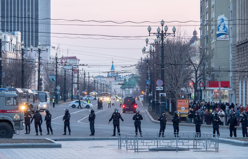 Весь периметр главной площади города был заставлен машинами силовиков, автозаками 