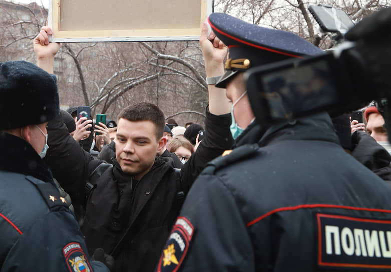 Участники акции в поддержку Алексея Навального в Новосибирске 