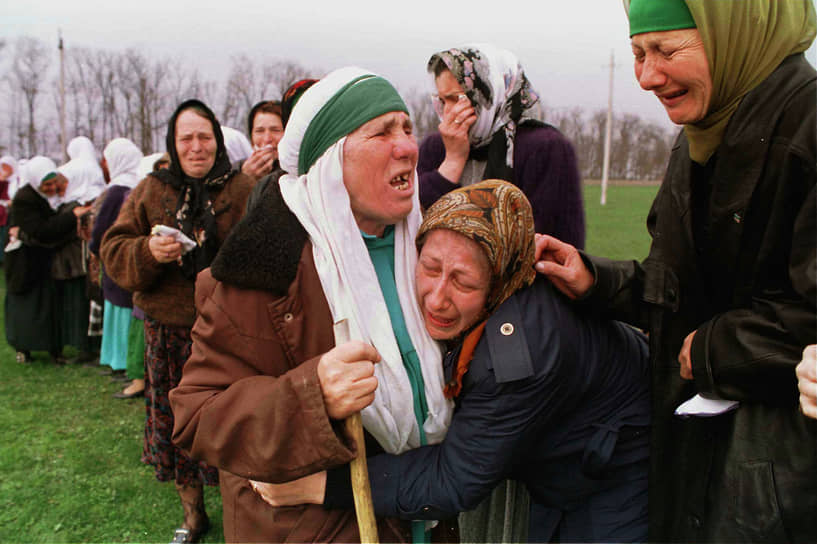 Чеченцы оплакивают гибель Джохара Дудаева, апрель 1996 года 