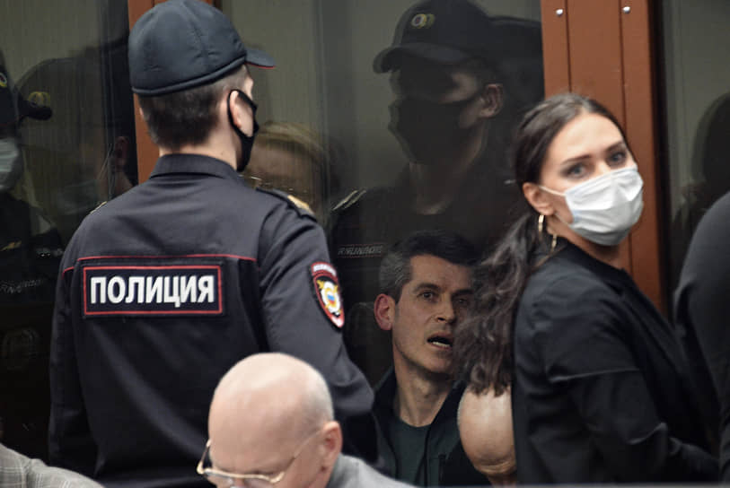 Совладелец группы компаний «Суммы» Зиявудин Магомедов (в центре)