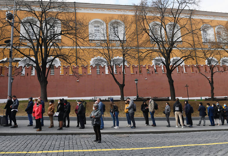 Очередь в Мавзолей Ленина