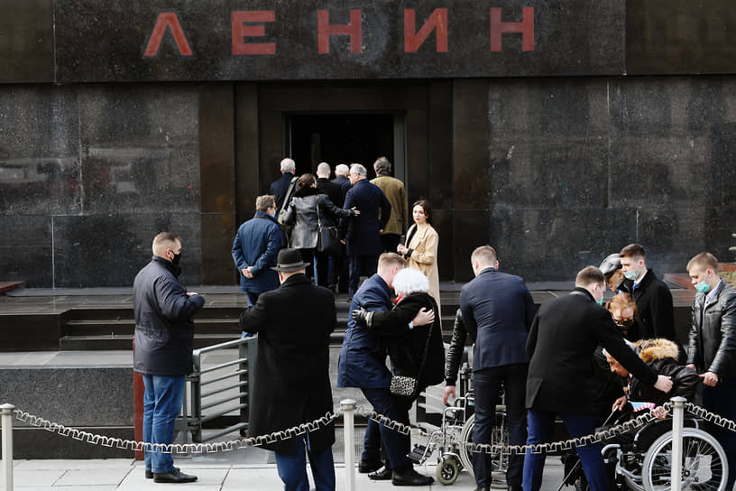 Ветераны во время посещения Мавзолея Ленина