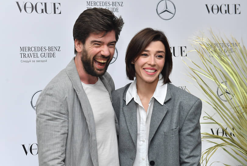 Телеведущие Антон Лаврентьев и Алина Островская во время коктейля журнала Vogue