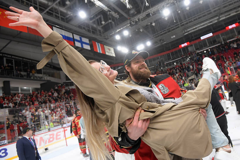 Игроки «Авангарда» празднуют победу в финале