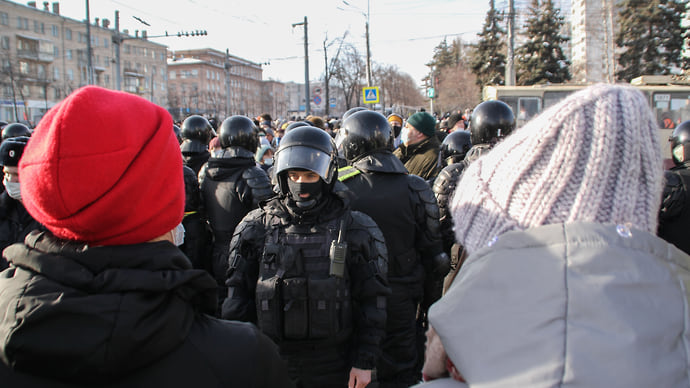 Оппозиционеры скинутся на зарплату полицейским