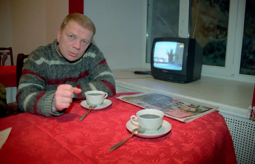 Актер Николай Годовиков, известный по роли красноармейца Петрухи в «Белом солнце пустыни», был осужден за тунеядство на один год. В официальной биографии артиста есть упоминание о том, что в 1977 году он едва не погиб в драке с соседом по коммуналке. Полученные травмы не позволяли Годовикову работать, и в 1979 году он попал в тюрьму. Позже был еще дважды осужден за кражу  
