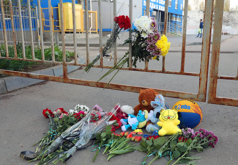 Стихийный мемориал в память о жертвах ДТП у ограды спортивной школы олимпийского резерва № 2 