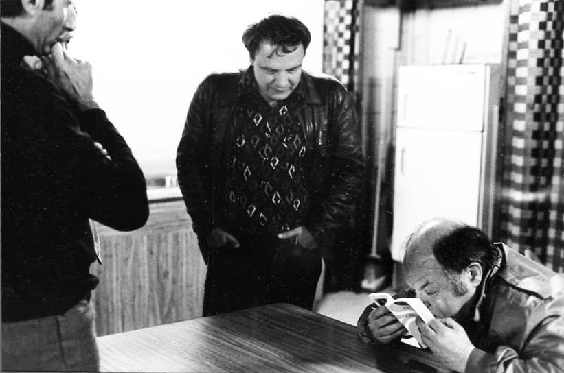 Поэт, прозаик, переводчик и драматург Наум Коржавин (справа) и писатель, ученый-нейрофизиолог Владимир Буковский (в центре) 