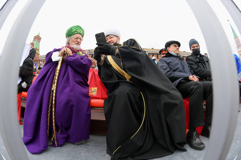 Москва. Верховный муфтий России Талгат Таджуддин (слева) и председатель Духовного управления мусульман Европейской части России, муфтий Равиль Гайнутдин во время парада