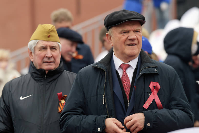Москва. Глава КПРФ Геннадий Зюганов (справа) во время парада Победы
