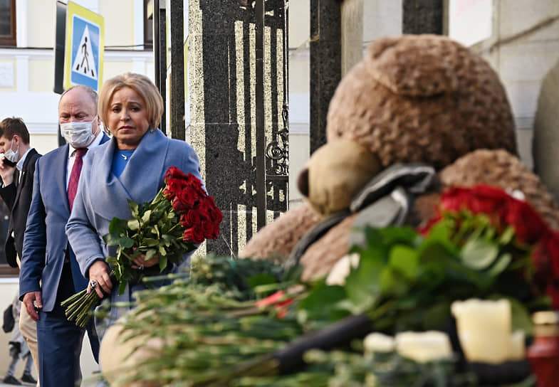 Москва, Россия. Спикер Совета федерации Валентина Матвиенко возлагает цветы у представительства Татарстана в память о погибших при стрельбе в казанской гимназии  