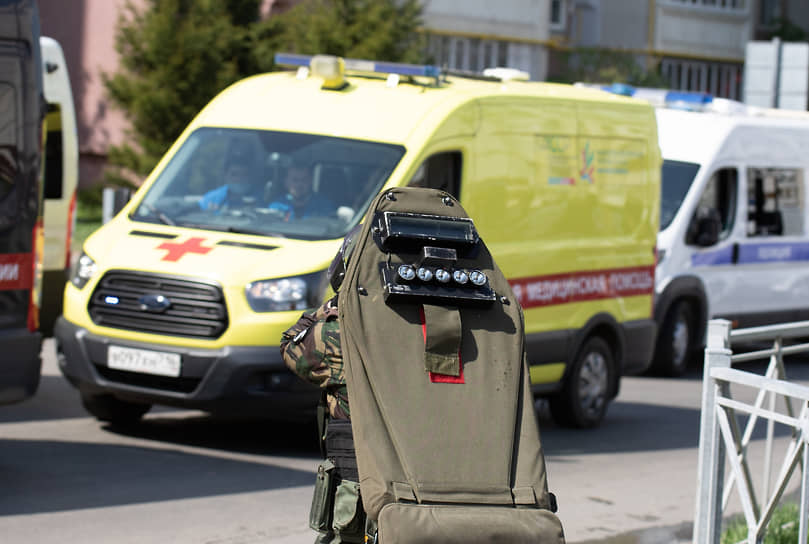 Замдиректора гимназии №175 Галина Ухванова рассказала «Татарстан-24», что в школе из охраны был только вахтер. «В этом и прошлом учебном годах деньги на охрану с родителей не собирали. В штате гимназии работает вахтерша, муниципалитетом была установлена тревожная кнопка. ЧОП работал в гимназии около трех лет назад»,— рассказала она