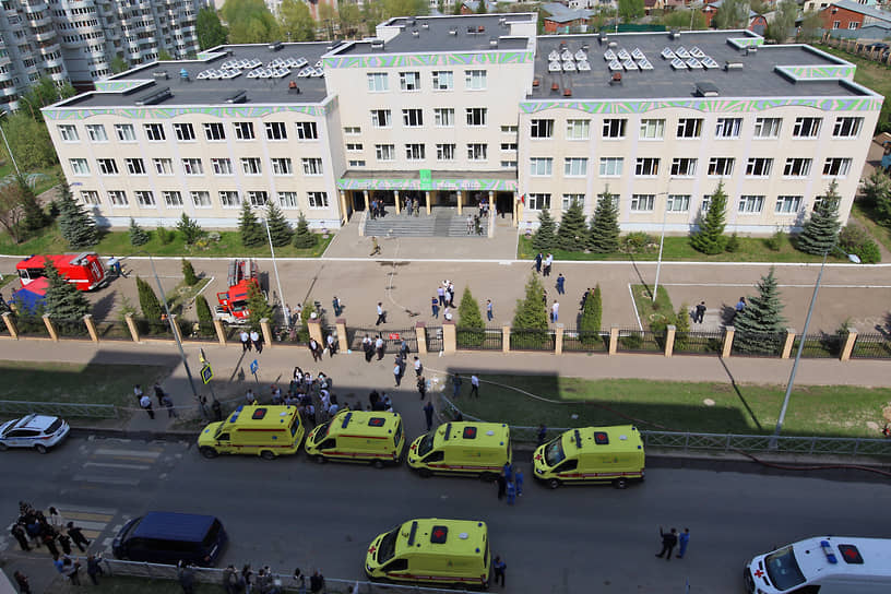 Автомобили скорой помощи у гимназии №175