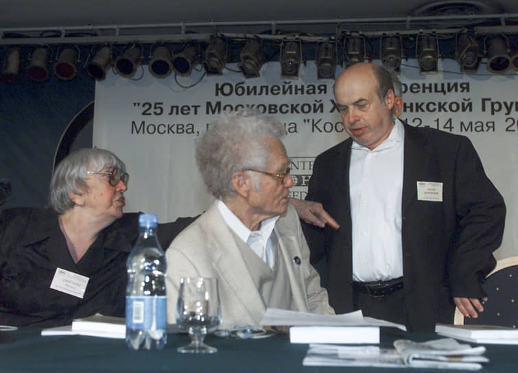 Председателем МХГ стала Лариса Богораз, а в 1994 году ее сменил Кронид Любарский. В мае 1996 году Московскую Хельсинскую группу возглавила вернувшаяся из эмиграции Людмила Алексеева  На фото: председатель МХГ Людмила Алексеева (слева), член группы Юрий Орлов (в центре) и министр труда правительства Израиля Натан Щаранский (справа) на конференции в честь 25-летия МХГ, 2001 год 