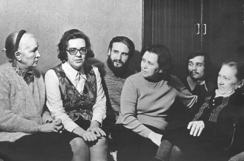 В конце 1970-х — начале 1980-х годов к группе присоединились новые члены. Сам академик Сахаров решил не вступать в организацию. Он считал, что для него больше подходит форма индивидуальных выступлений, в которых он остается полностью свободным и в содержании, и в способе выражения   На фото слева направо члены МХГ: Зинаида Григоренко, Людмила Алексеева, Вячеслав Бахмин, Людмила Терновская, Александр Подрабинек, Софья Каллистратова 