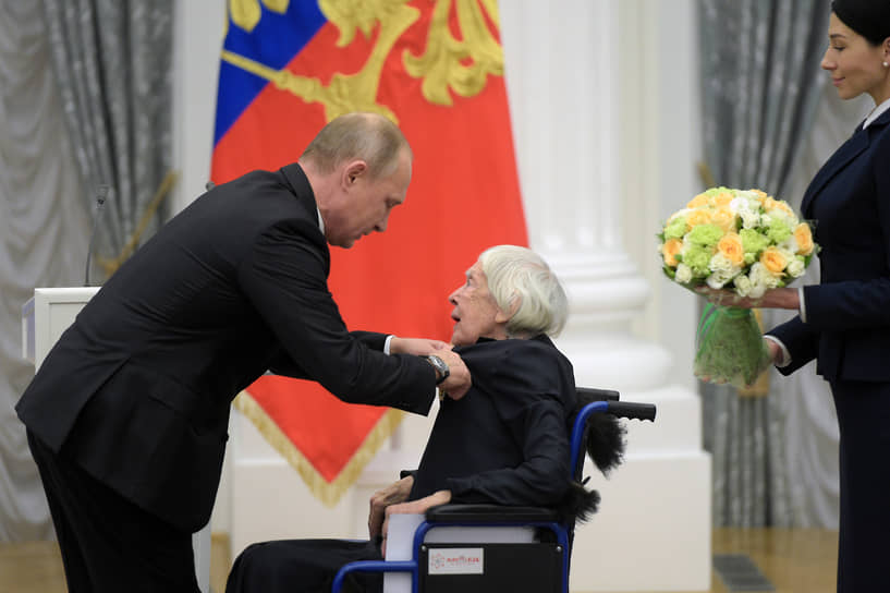 С 1997 года МХГ ежегодно публиковала обзорный доклад о ситуации с правами человека в РФ, а также разнообразные тематические материалы об актуальных проблемах в области прав человека. С 2009-го МХГ ежегодно присуждала собственную правозащитную премию  На фото: Владимир Путин (слева) и председатель МХГ Людмила Алексеева на церемонии вручения Государственных премий в Кремле, 2017 год 