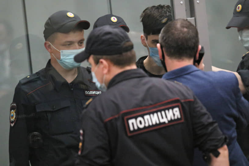 Ильназ Галявиев (третий слева) во время заседания Советского районного суда 