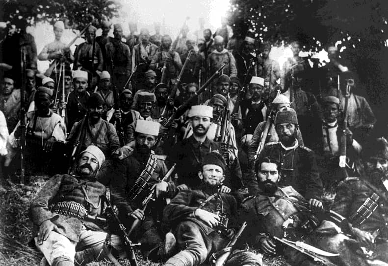 «Независимость Албании от Турции была провозглашена 28 ноября 1912 г. в Валоне» (на фото — борцы за независимость Албании от Османской империи. Албания, 1912 год) 