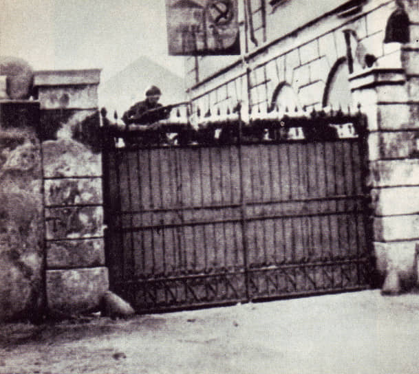 1920 год. Милан. Рабочие захватывают заводы и фабрики, пытаясь доказать, что могут сами ими управлять 