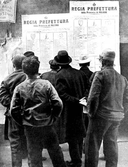 Первые послевоенные выборы в Италии. Миланские избиратели изучают списки кандидатов. Больше всего голосов будет отдано за тех, чьи фамилии перечислены в правой колонке — за социалистов 