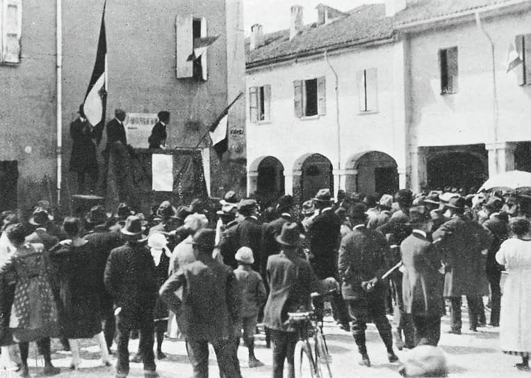 1921 год. Предвыборный митинг Национального блока. Среди слушателей есть женщины, хотя право голосовать итальянские женщины получат только в 1945 году 