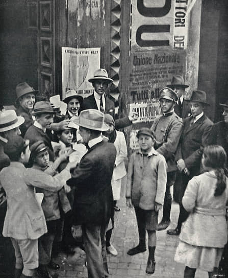 15 мая 1921 года. Агитация ведется прямо у входа на избирательный участок, закон этого не запрещает 