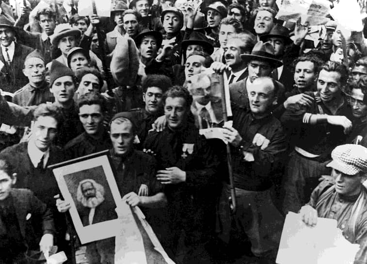 1921 год. Портреты Маркса и Ленина несут вовсе не коммунисты и социалисты, как можно было бы подумать, а фашисты — чтобы сжечь 