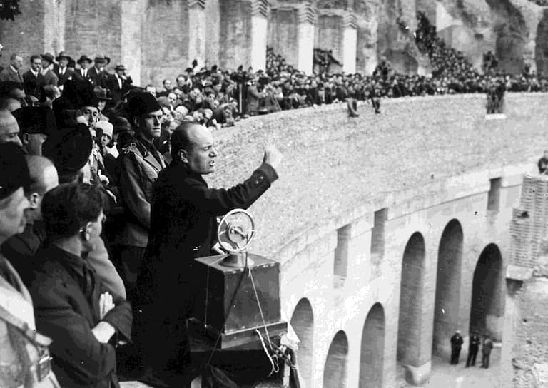 2 ноября 1920 года. Предвыборный митинг Бенито Муссолини в римском Колизее. Муссолини еще не вождь, не премьер-министр и даже не депутат парламента. Все это у него впереди 