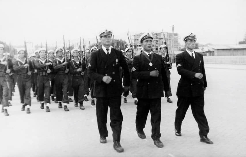 «Албанская сторона проводя не дружелюбную в отношении СССР линию, создала совершенно нетерпимую обстановку на базе» (на фото — албанские моряки на параде) 