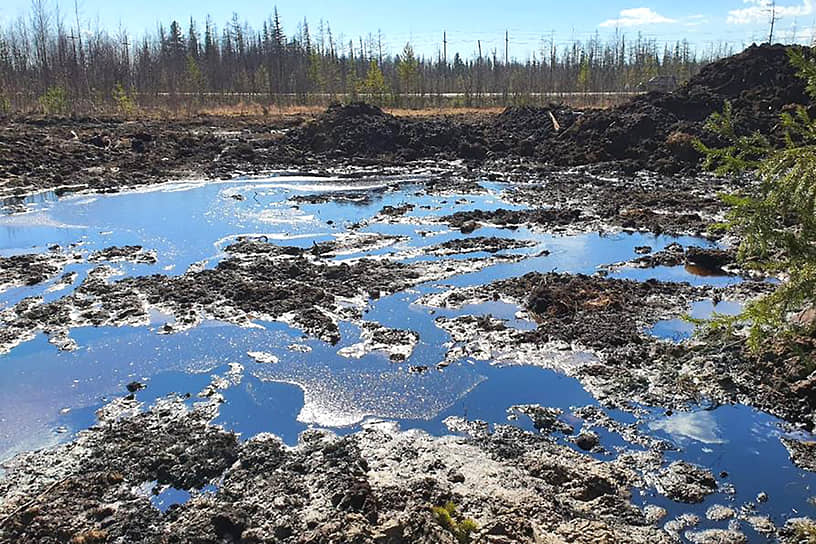 Место прорыва внутрипромыслового подземного нефтепровода в ЯНАО