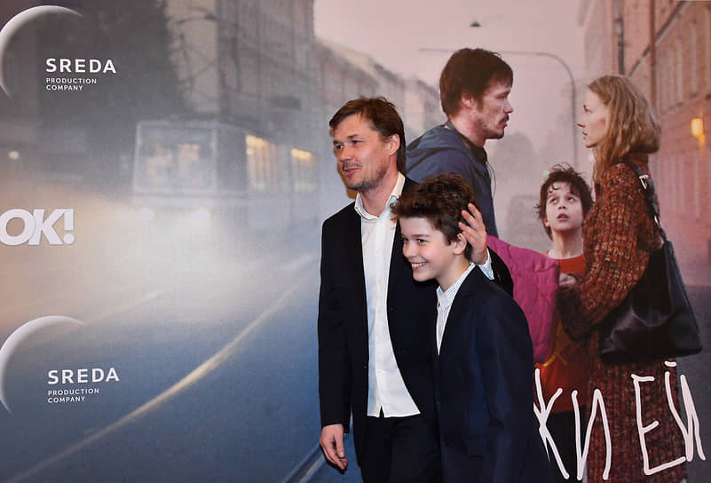 Актеры Артем Быстров (слева) и Кай Алекс Гетц на премьере фильма режиссера Александра Молочникова «Скажи ей» в кинотеатре «Художественный» 