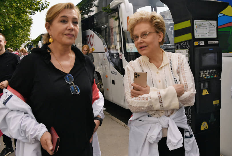 Телеведущие Арина Шарапова (слева) и Елена Малышева перед началом церемонии посадки черешневого леса компанией Bosco di Ciliegi на территории фабрики «Мануфактуры Bosco» 