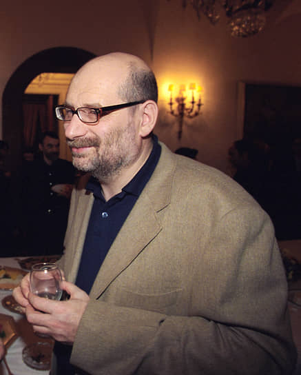 «Я перевел в своей жизни столько книжек, хороших, плохих и средних, что мне стало казаться, что, со всех точек зрения, мне интереснее писать их самому» Свою художественную прозу начал публиковать в 1998 году под псевдонимом Борис Акунин. Самым известным литературным циклом Акунина стала серия из 15 детективных произведений «Приключения Эраста Фандорина»