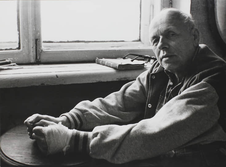Академик Андрей Сахаров у себя дома. 1980-е гг.