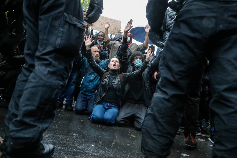 Уже 31 мая акции против полицейского насилия и расизма начались в других странах, в частности, в Германии, Великобритании, Новой Зеландии, а затем в Греции, Турции и Франции. Жестокость, которая привела к гибели Джорджа Флойда, осудили десятки политиков и знаменитостей по всему миру На фото: акция протеста в Лондоне