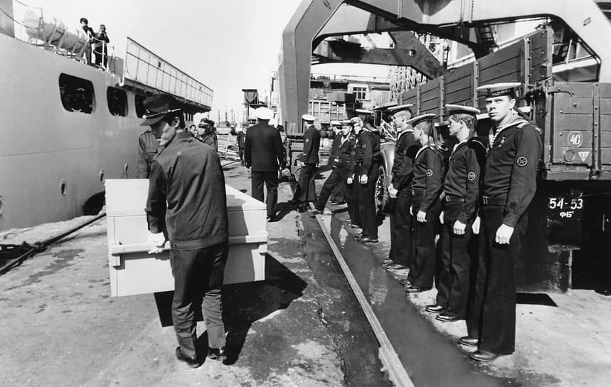 1 сентября 1983 года в небе над Сахалином советским истребителем-перехватчиком был сбит Boeing 747 южнокорейской компании Korean Air, следовавший рейсом по маршруту Нью-Йорк — Сеул. На борту лайнера находились 269 человек, в том числе 246 пассажиров. При крушении все они погибли. США обвинили СССР в преднамеренном уничтожении авиалайнера. Согласно расследованию Международной организации гражданской авиации, Boeing отклонился от маршрута из-за того, что пилоты неправильно настроили автопилот и не выполняли надлежащих проверок для уточнения текущих координат На фото: транспортировка обломков сбитого Boeing 747