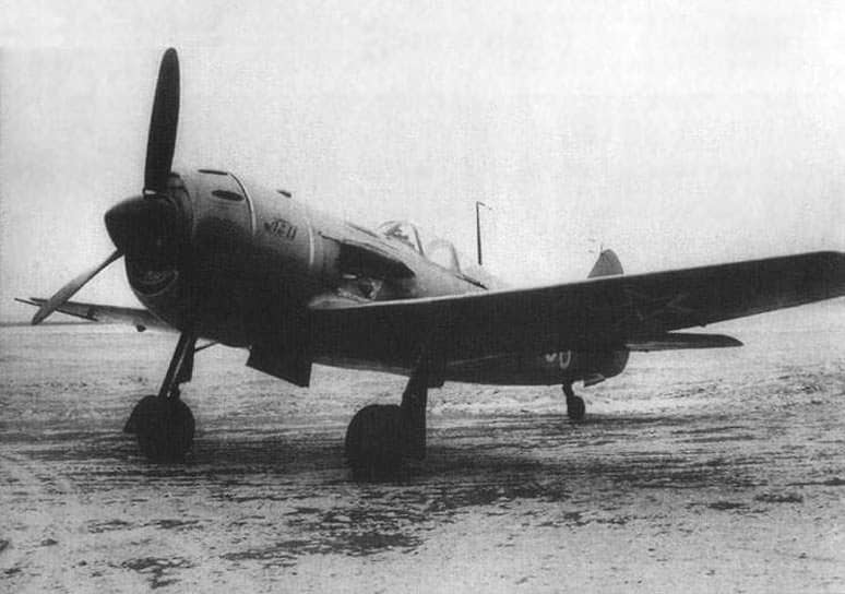 8 апреля 1950 года над Балтийским морем у берегов Латвийской ССР четыре советских истребителя Ла-11 сбили американский бомбардировщик PB4Y-2 Privateer. Все 10 членов экипажа погибли. По версии СССР, самолет вошел в воздушное пространство страны и открыл огонь по истребителям. США настаивали на том, что это был частный пассажирский борт. Позже выяснилась принадлежность самолета к США: он выполнял разведывательный полет. Это был первый инцидент подобного рода в период Холодной войны На фото: советский истребитель Ла-11
