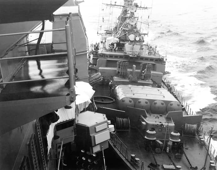 12 февраля 1988 года крейсер Yorktown и эсминец Caron ВМС США снова прошли через Босфор в направлении советского берега. Им навстречу отправили два сторожевых корабля — «Беззаветный» и СКР-6. Не обращая внимания на предупреждения, американские суда продолжили курс, оказавшись в территориальных водах СССР. В ответ на это сторожевые корабли пошли на сближение и совершили навал. После чего американская эскадра изменила курс, направившись обратно к Босфору. Позже инцидент был назван «последним происшествием холодной войны» На фото: навал «Беззаветного» на Yorktown