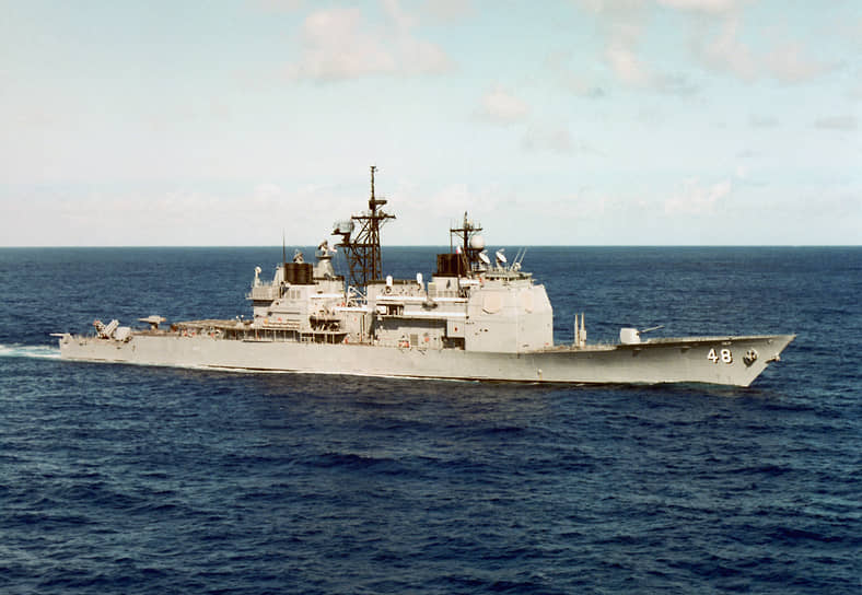 13 марта 1986 года ракетный крейсер Yorktown и эсминец Caron ВМС США с работающими радиоэлектронными станциями нарушили морскую границу недалеко от побережья Крыма, углубившись в территориальные воды СССР на десять километров. Советское командование отправило суда и самолеты для перехвата кораблей США. Пробыв в советской акватории два часа, Yorktown и Caron ушли в нейтральные воды. Инцидент привел к дипломатическим спорам, которые продолжались несколько недель. СССР назвал ситуацию провокацией На фото: американский крейсер Yorktown