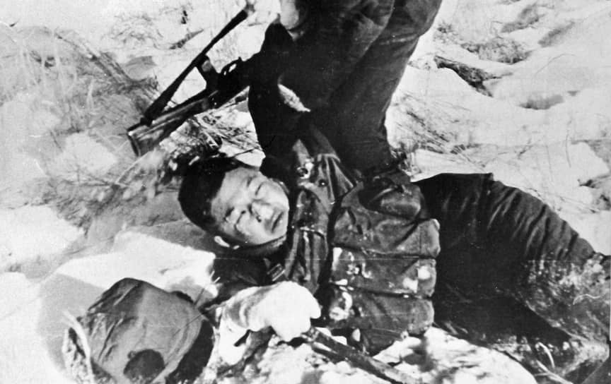 В марте 1969 года граница СССР подверглась вооруженному нападению впервые после окончания Великой Отечественной войны. Столкновения между СССР и КНР в районе острова Даманский, расположенного на реке Уссури в 230 км от Хабаровска, считаются самым крупным вооруженным конфликтом в современной истории России и Китая. Официальной причиной пограничного инцидента стала демаркация границы, проложенной еще 1860 году. После серии провокаций китайские военные решились на военную операцию На фото: убитый китайский военный