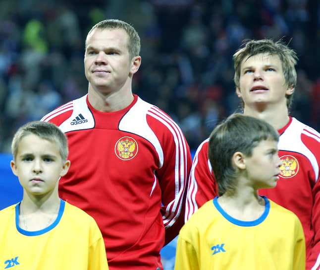 12 мая 2002 года сыграл свой первый матч за сборную России. В 2007 и в 2009-2012 годах был капитаном национальной команды  На фото: Андрей Аршавин с партнером по сборной Александром Анюковым 