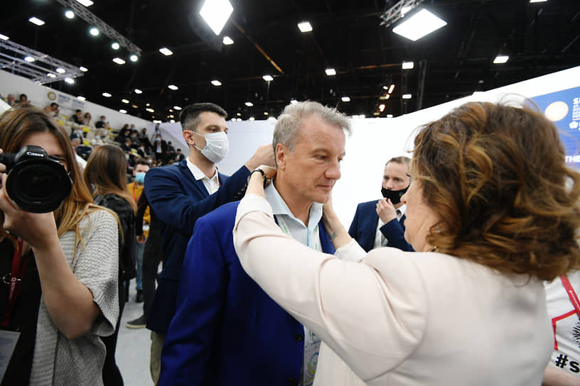 Президент, председатель правления Сбербанка Герман Греф (в центре) на сессии форума «Клиентоцентричное государство»  