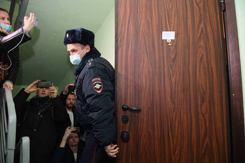 На данный момент формулировки закона «О полиции» слишком размытые, а значит поводом для проникновения в жилище может стать любая незначительная причина 