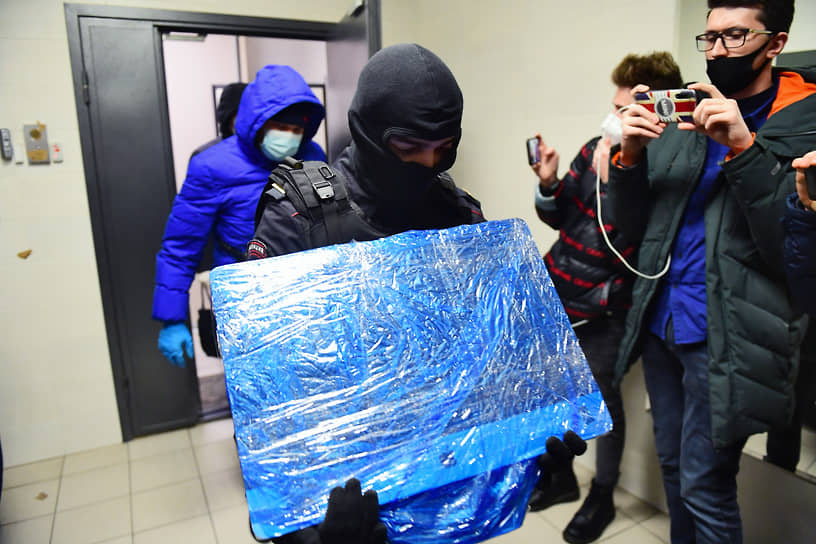 Авторы поправок так же предлагают ограничить доступ полиции в дома подозреваемых без разрешения суда 