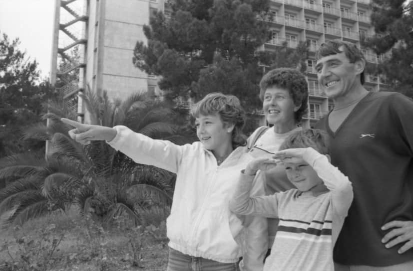 13 октября 1984 года. Грузинская ССР, Абхазская АССР. Отдых бастующих британских горняков и членов их семей в Пицунде по приглашению советских профсоюзов. Семья Вуффиндин из Йоркшира на прогулке 