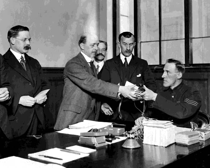 1921 год. Лондон. Жители города, записавшиеся по призыву полиции в специальные констебли, получают нарукавные повязки, дубинки и свистки 