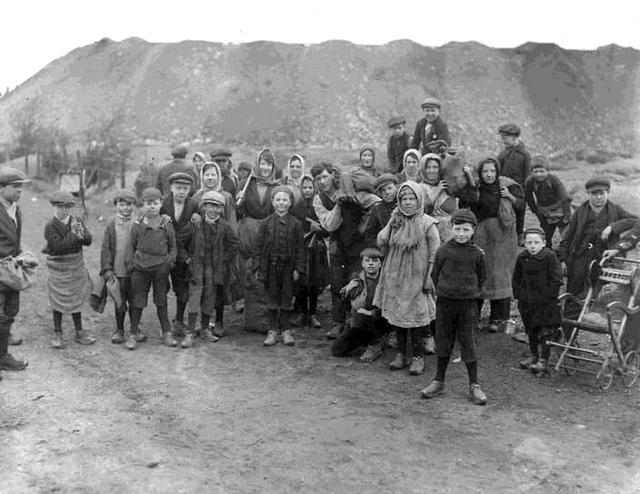 Во время забастовок люди, живущие рядом с шахтами, набирали в терриконах уголь для отопления домов. В основном этим занимались дети 