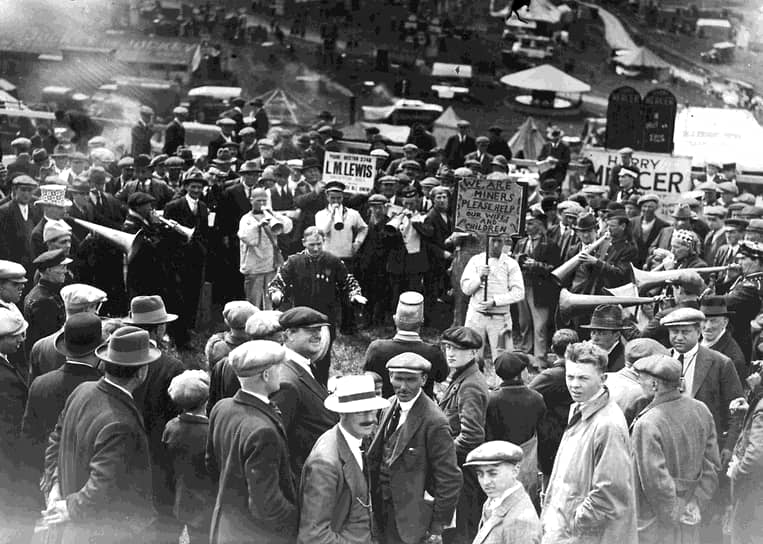 1926 год. Духовой оркестр играет в поддержку бастующих перед игроками, пришедшими на дерби в Эпсоме 
