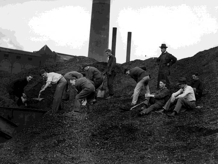 1926 год. Вместо бастующих горняков на шахте работают моряки и студенты 